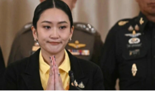 泰國總理貝東丹 19 日上午為通話錄音事件含淚道歉，並表示已與軍方溝通修復關係。 圖 : 翻攝自視覺中國