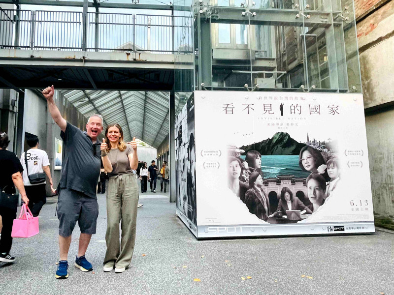 紀錄片《看不見的國家》上映一週票房破千萬，導演葛靜文驚喜致謝，電影引發跨世代觀影潮與憑票根送美食活動熱潮。 圖：海鵬／提供