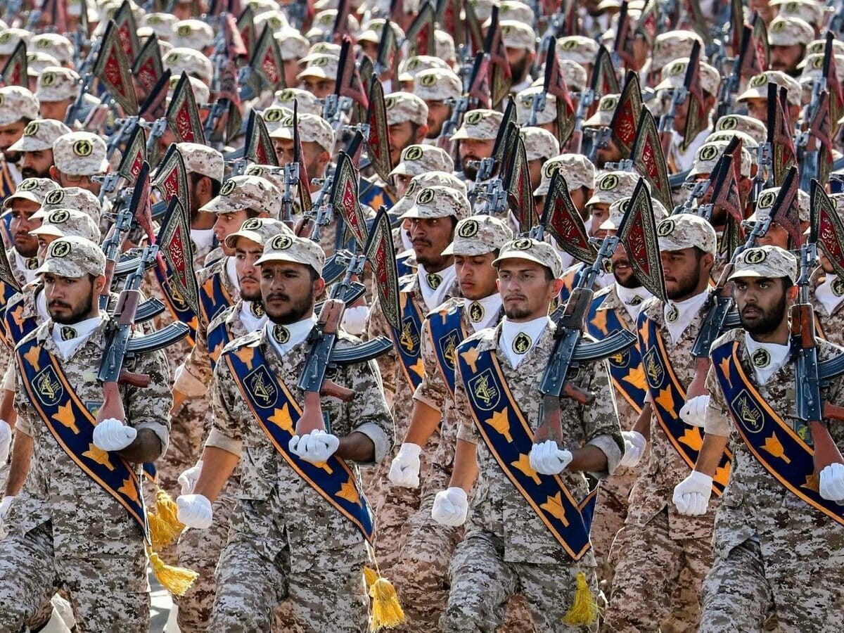 伊朗陸軍、伊斯蘭革命衛隊隊員，加上「巴基斯（Basij）」民兵。 圖：擷取自 Exam Threads 的 X