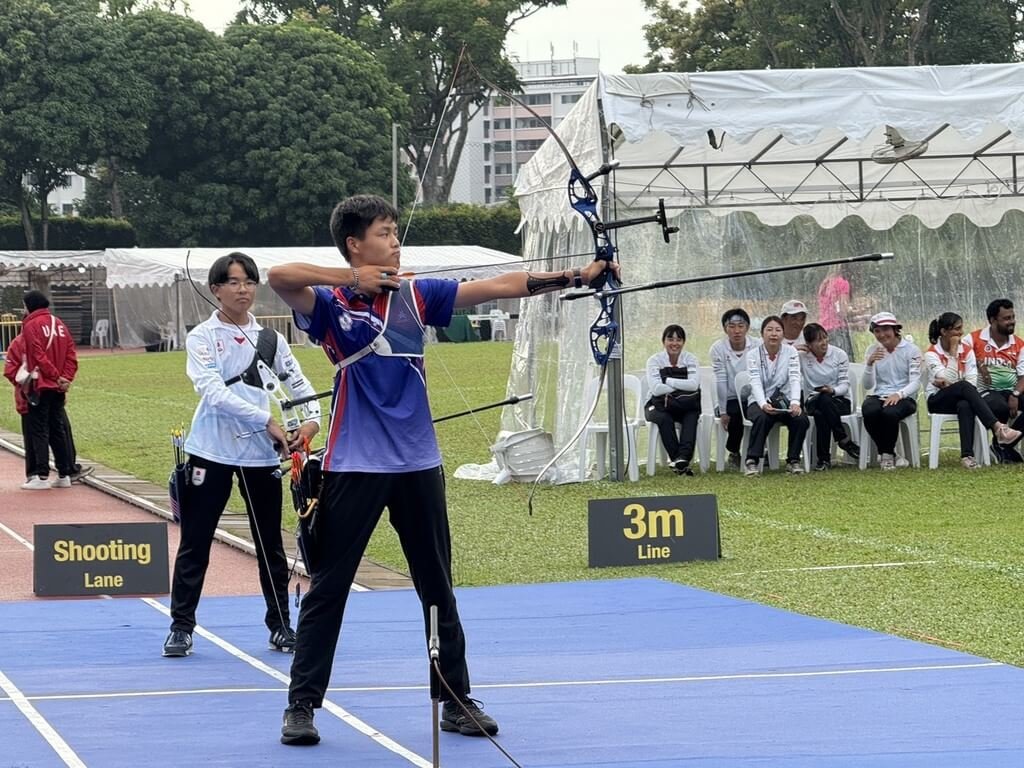 年僅15歲的台灣男子反曲弓小將陳品安（前）20日在射箭亞洲盃新加坡站，成功擊敗日本好手、拿下反曲弓個人銅牌。（中華民國射箭協會提供）中央社記者黎建忠傳真  114年6月20日
