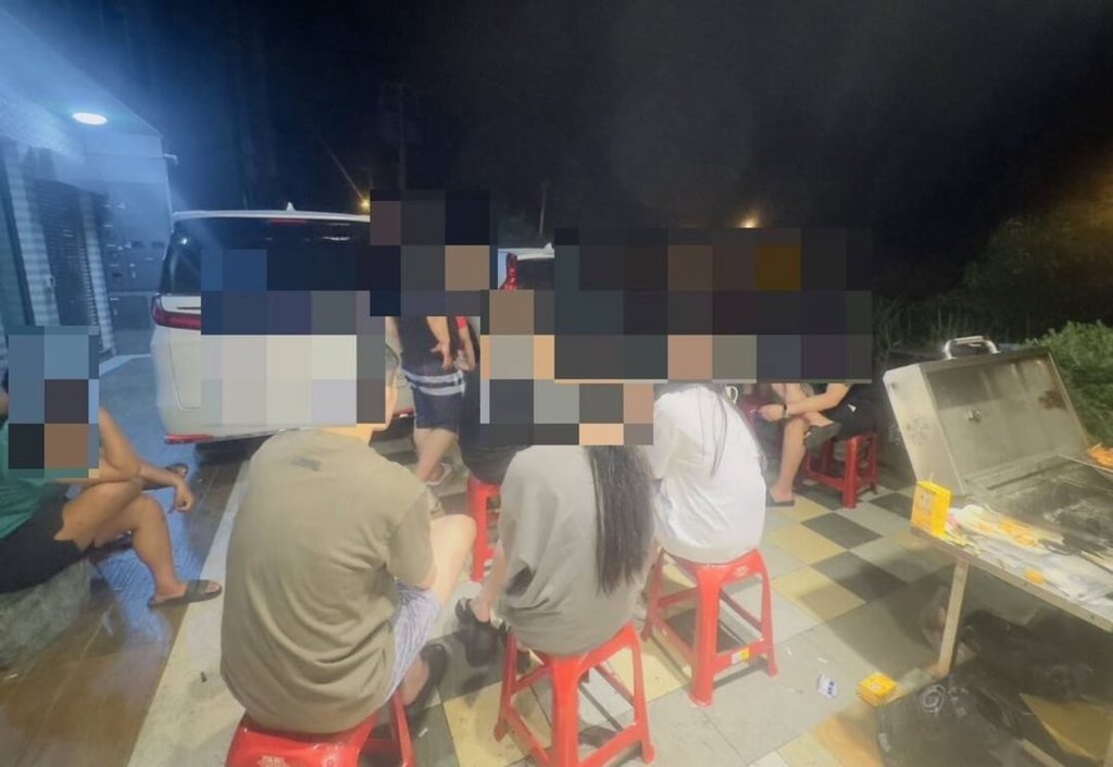 趙姓男子與友人包下恆春鎮1棟民宿慶生，警方21日凌晨獲報，民宿內疑有施用毒品，前往現場查獲第三級毒品K他命，將21名男子及6名女子移送屏東地方檢察署偵辦。（恆春警分局提供）中央社記者李卉婷傳真  114年6月21日