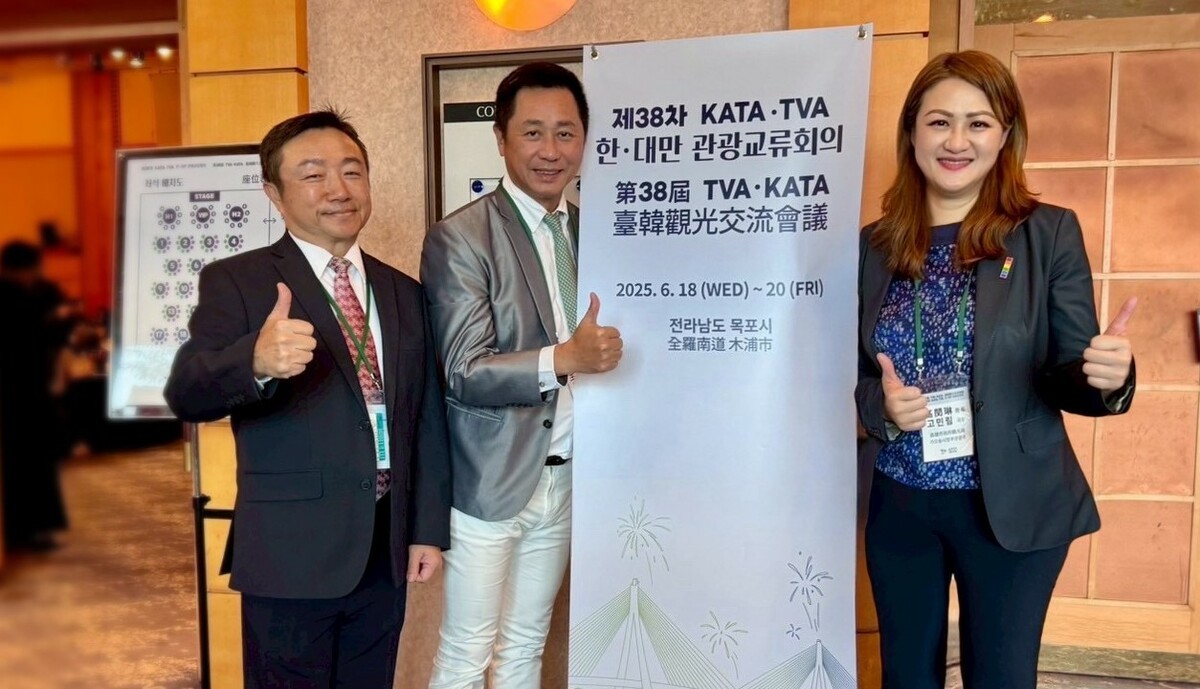 高閔琳(右)與韓國旅行業協會及旅行業者交流合影。 圖：高雄市觀光局/提供