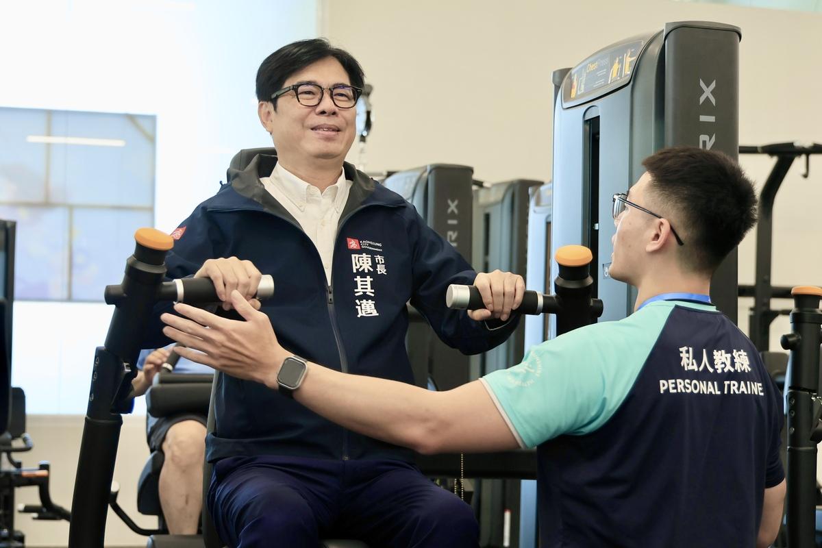 陳其邁(左)在教練指導下使用健身器材。 圖：高雄市運發局/提供