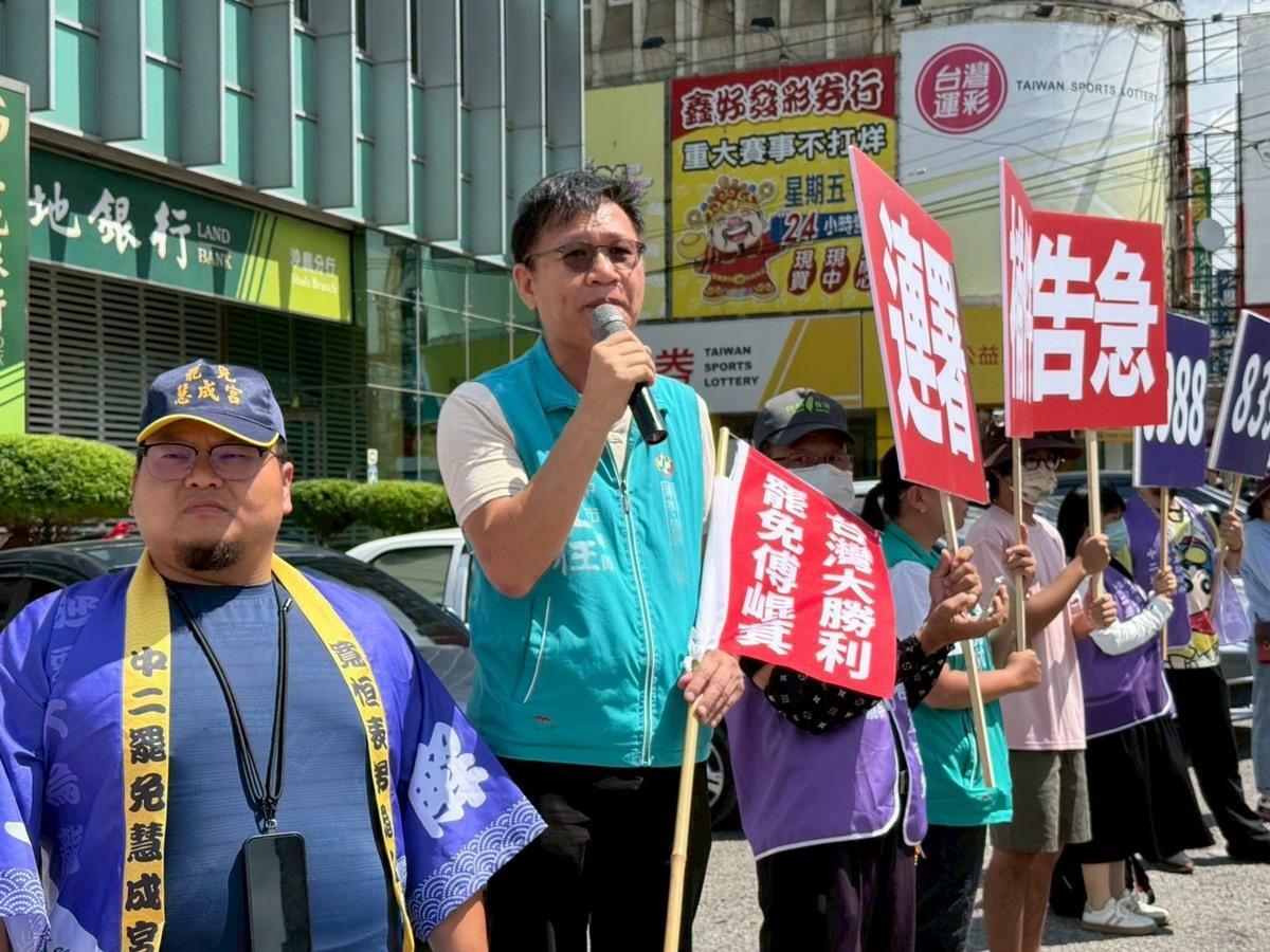 民進黨台中市議員王立任與中二解顏團隊，於沙鹿區土地銀行路口舉辦「罷免投同意，反共更有力」路口宣傳行動，號召市民站出來，完成罷免第二階段的最後一哩路。 圖：王立任/提供