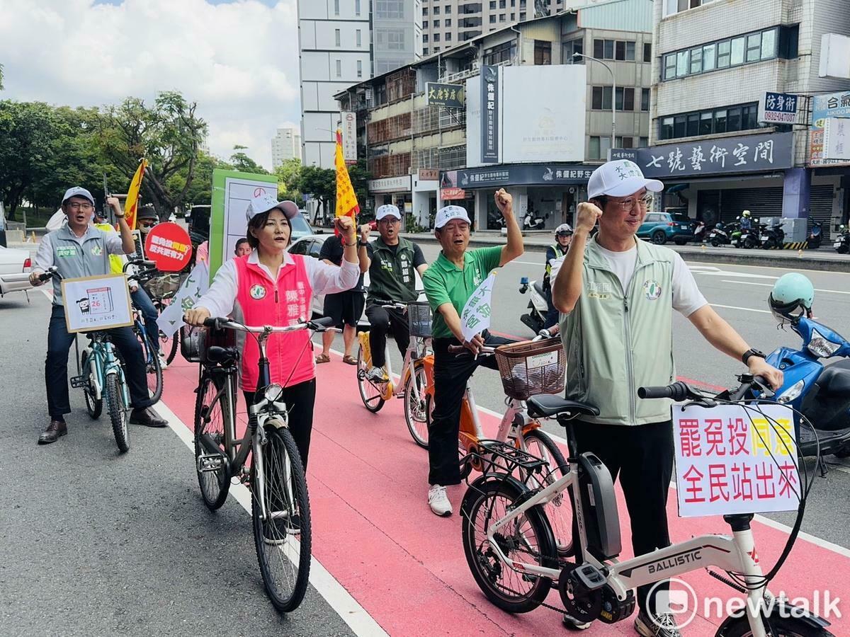 民進黨四位市議員單車宣傳罷免昔日同事羅廷瑋。 圖：唐復年/攝