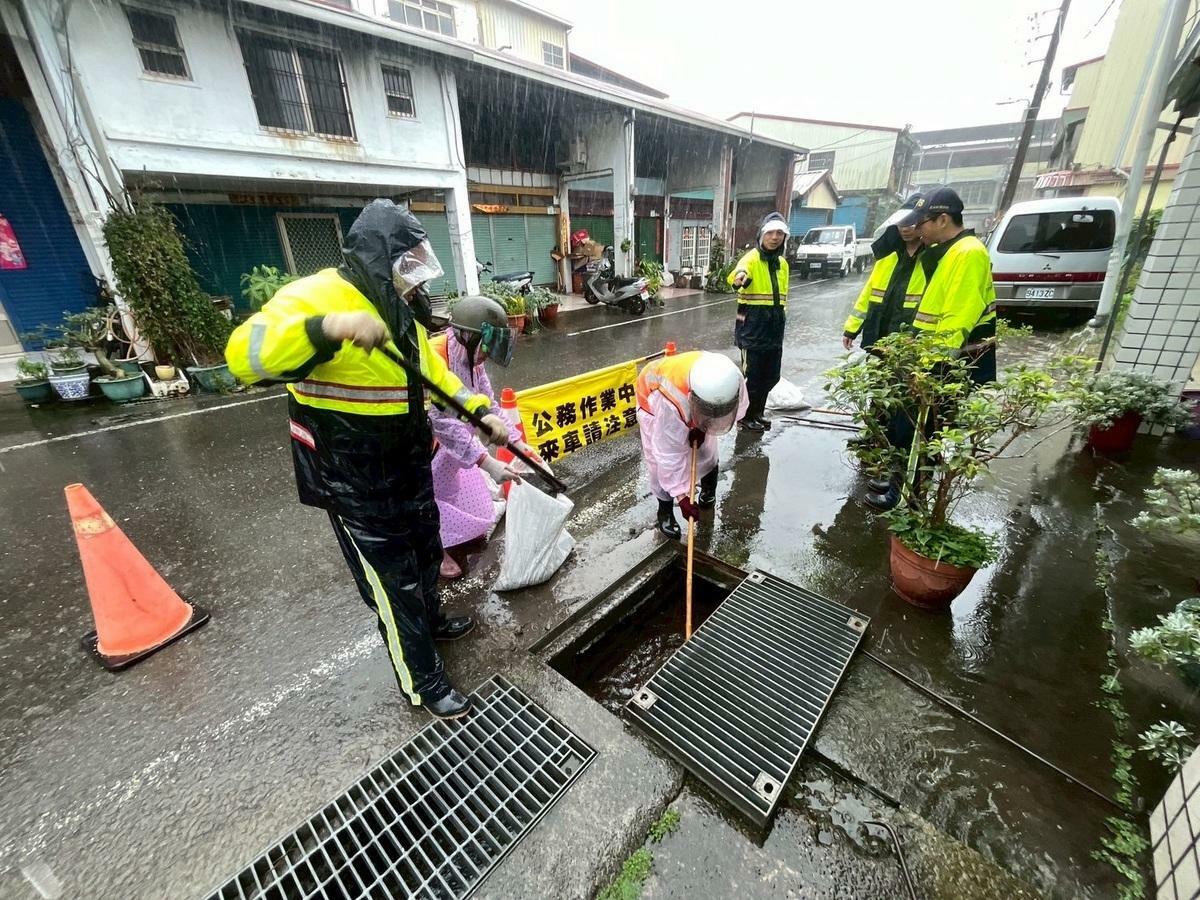 高市環保局持續執行道路側溝清疏工作。 圖：高雄市環保局/提供