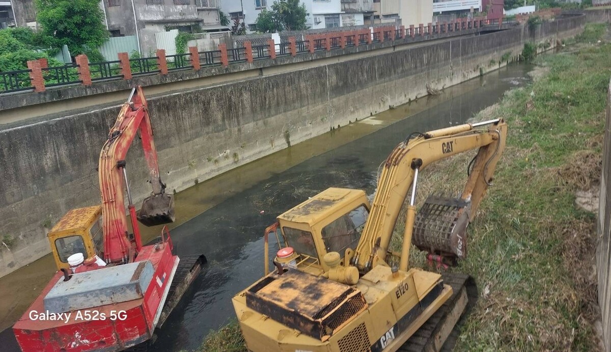 高雄水利局對中小排水系統進行清疏作業。 圖：高雄市水利局/提供
