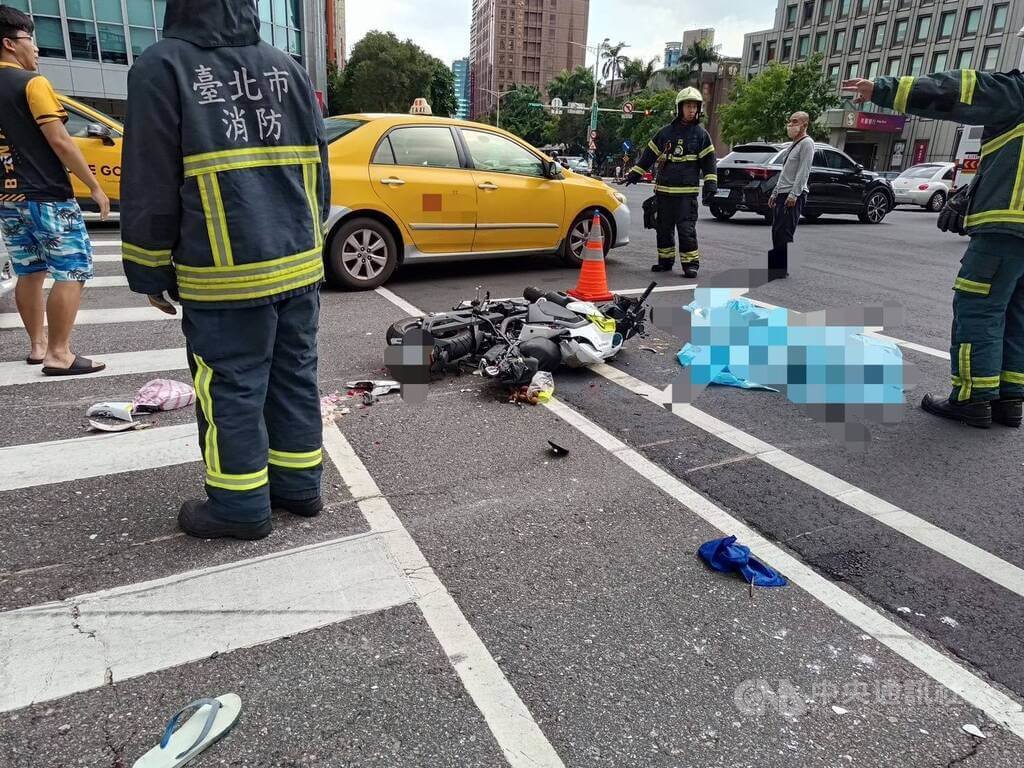 台北市警消21日下午獲報，捷運忠孝新生站3號出口前的路段發生車禍意外，派員到場發現，1輛吊車與3輛機車發生碰撞，導致1人當場死亡、1人受傷。（翻攝畫面）中央社記者劉建邦傳真  114年6月21日