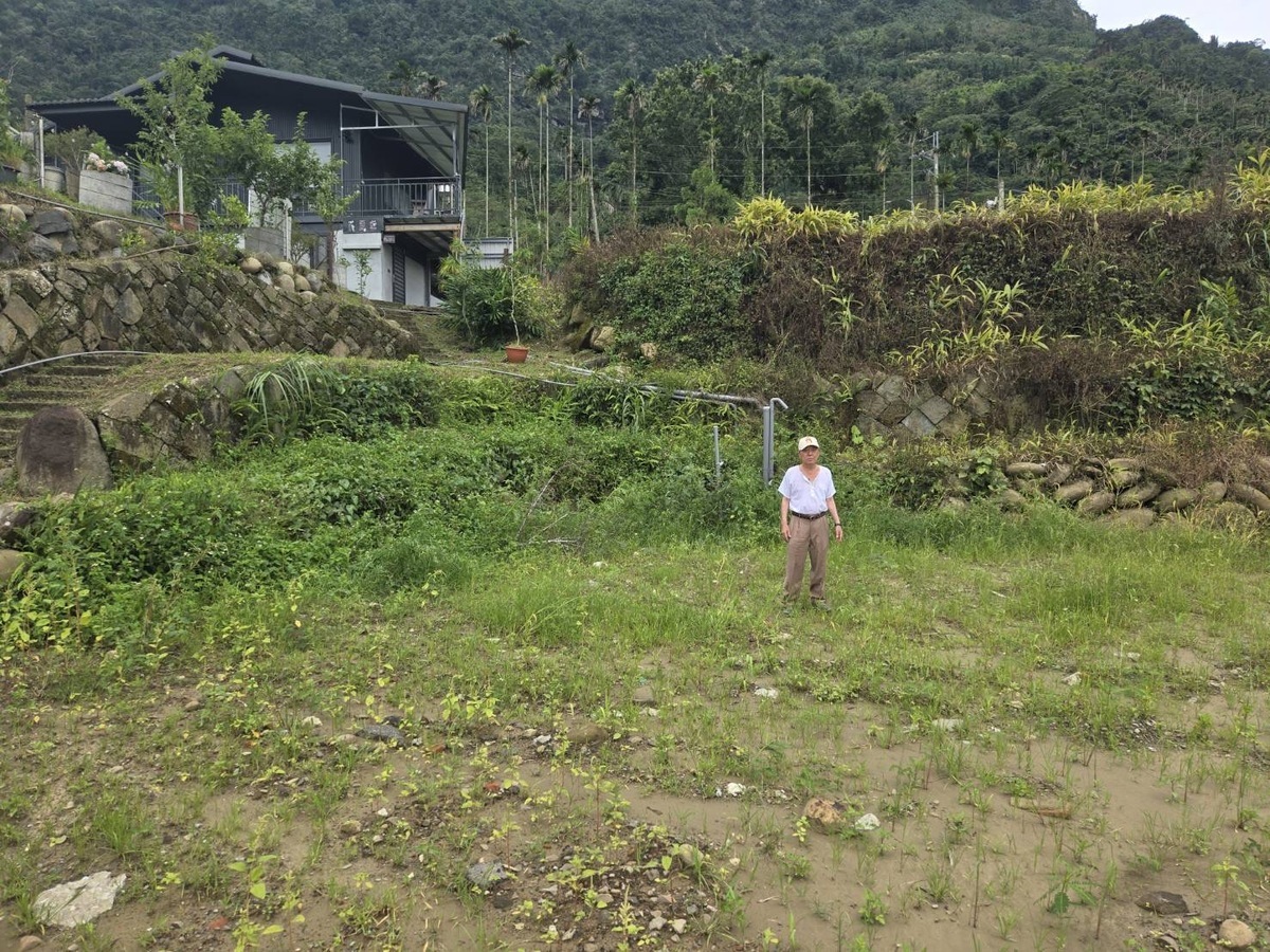 前立委蔡啟芳在阿里山幫陳婉真找一個紀念花園，並要力碑「台灣獨立陳婉真」 圖：陳榮慶提供