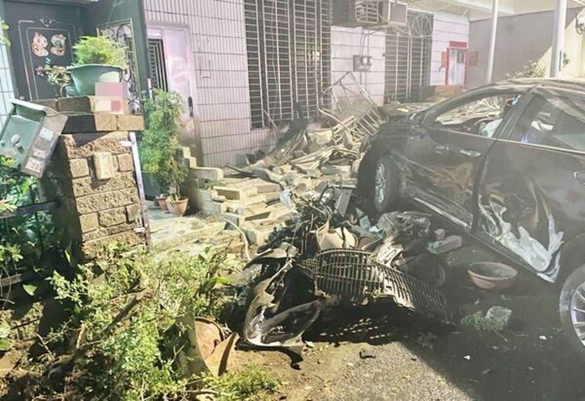 失控車輛撞毀矮牆與停放機車，深夜巨響嚇壞住戶。（翻攝畫面）