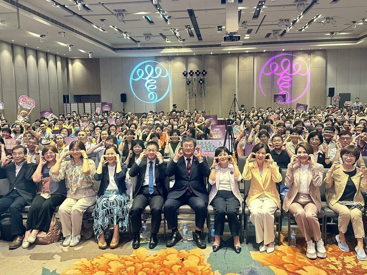 衛福部舉辦紫絲帶認證表揚，40社區獲獎，強調防暴應從通報轉向日常預防。 圖：衛福部／提供