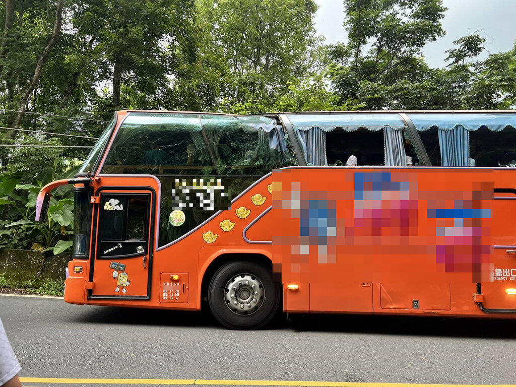 一輛遊覽車21日行經南投縣道151線17.2公里處突遭倒木擊中車頂，3名乘客遭玻璃割傷，傷者自行就醫，業者則緊急另調遊覽車接駁其餘乘客繼續行程。（民眾提供）中央社記者蕭博陽南投縣傳真  114年6月21日