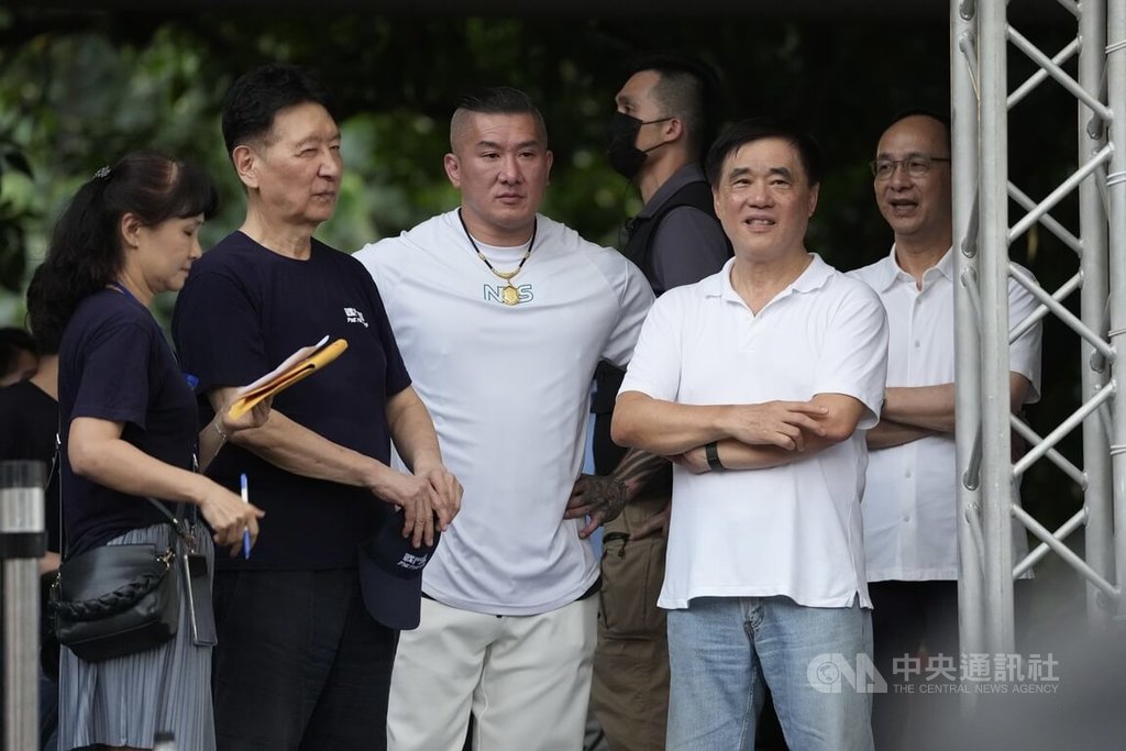 國民黨「北北基反惡罷團結大會」21日在台北榮星花園登場，包含黨主席朱立倫（右起）、前台北市長郝龍斌、網紅「館長」陳之漢、前中廣董事長趙少康都到場參與。 圖:中央社提供