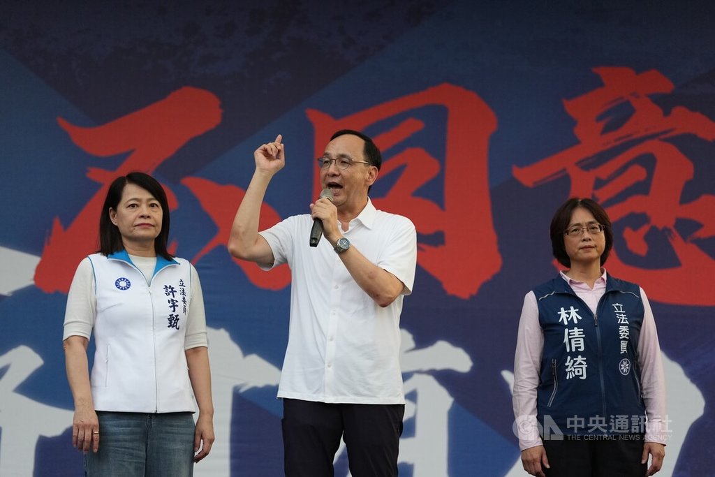 「北北基反惡罷團結大會」21日在台北榮星花園登場，國民黨主席朱立倫（中）出席致詞，呼籲所有選民朋友務必站出來投下不同意罷免票。 圖:中央社提供