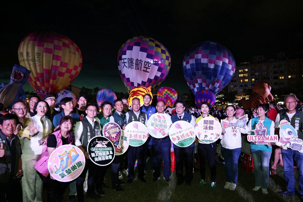 「2025台南熱氣球派對」，今日起一連兩天在永華市政中心西側廣場及西拉雅廣場登場，除了首度於熱鬧市區登場的熱氣球繫留體驗，以及光雕秀及無人機展演外，還有超過70家台南在地旅宿、餐飲與觀光工廠等業者攜手推出專屬優惠。 圖：台南市政府提供