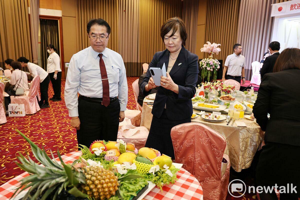 台南市長黃偉哲特別準備了高達9種不同品種的芒果饗宴款待貴賓，讓兩年前來訪後就對台南芒果念念不忘的安倍夫人大感驚喜，不斷詢問品種資訊，更頻以手機拍照紀錄。 圖：台南市政府提供