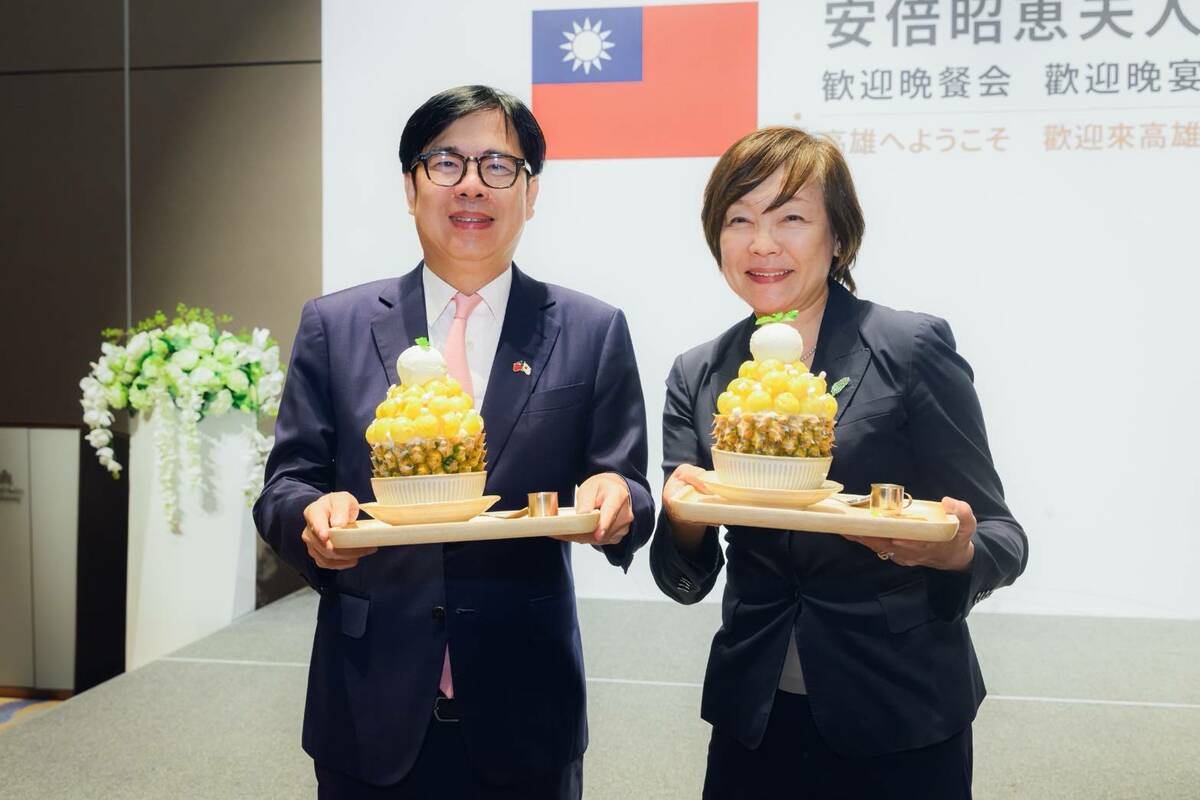 陳其邁(左)以澎湃的大樹鳳梨特製冰品招待安倍昭惠(右)。 圖：高雄市行國處/提供