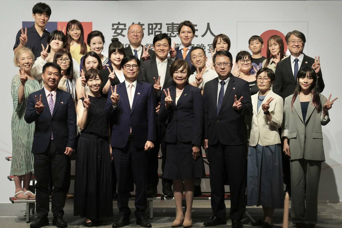 陳其邁(前排左三)以在地特色晚宴接待安倍昭惠(前排中)一行。 圖：高雄市行國處/提供