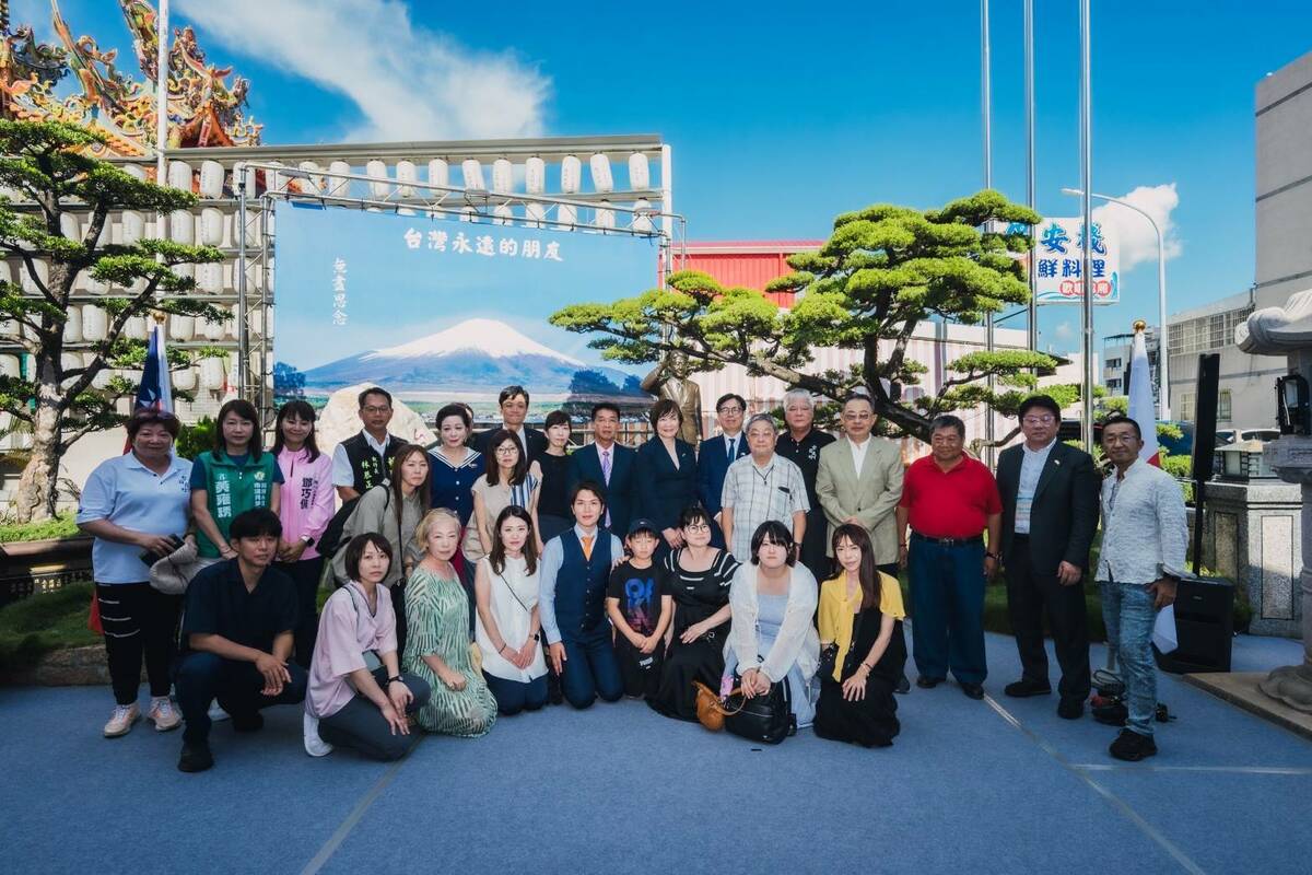 高雄在地人士與安倍昭惠訪團在安倍晉三銅像前合影。 圖：高雄市行國處/提供