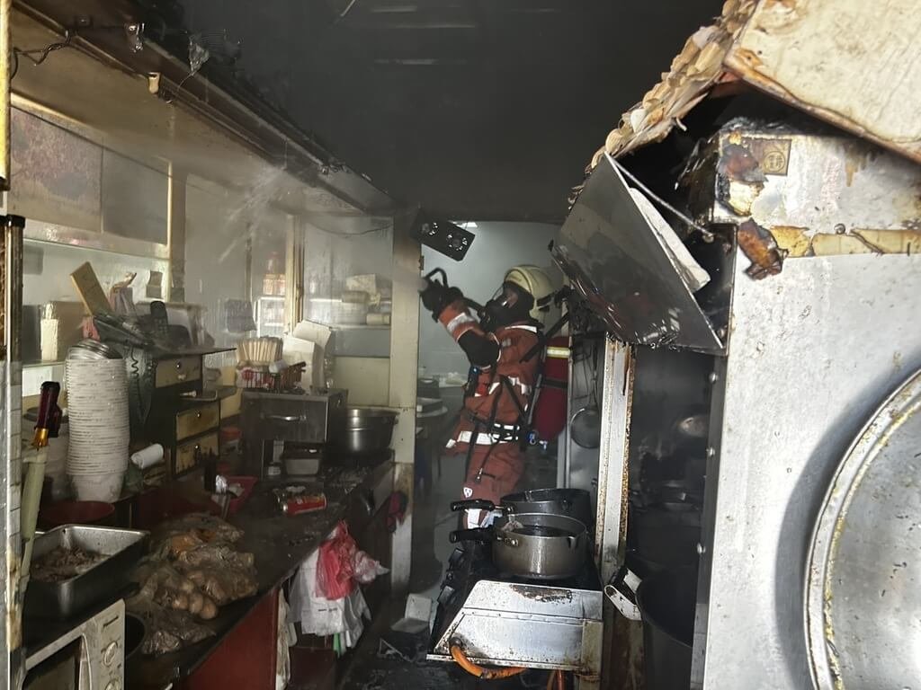新竹市南寮地區1間鴨肉麵店22日上午發生火警，警消到場確認起火點為1樓營業用廚房，火勢約10分鐘後撲滅。（新竹市消防局提供）中央社記者魯鋼駿傳真  114年6月22日