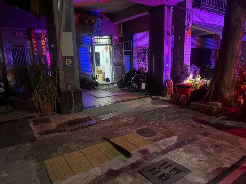 高雄市苓雅區21日晚間發生砸店事件，警方調查發現多名犯嫌乘坐4輛車至一間已打烊茶行，並持棍刀進入攻擊店內人員，造成4人受傷。犯嫌離開時還倒車撞門，警方已成立專案小組，循線鎖定對象及車牌追緝中。（高市苓雅警分局提供）中央社記者洪學廣傳真  114年6月22日