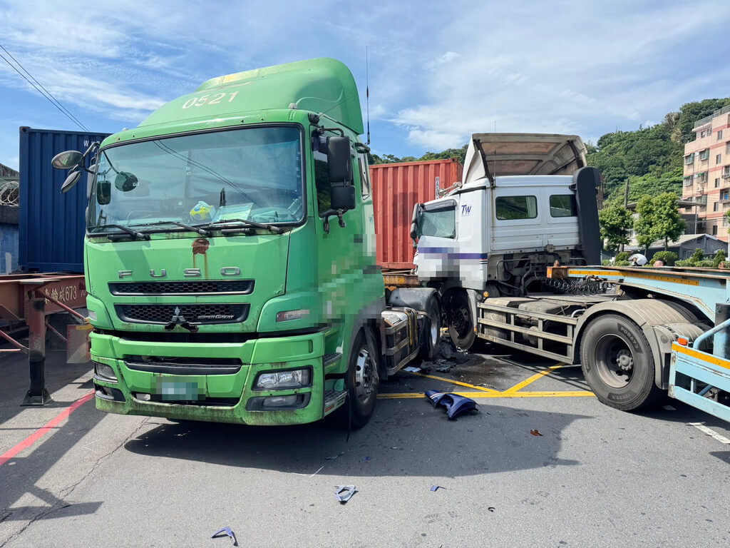 38歲吳姓女子22日駕駛曳引車（白色車頭）行經基隆市中山四路左轉時，與對向往高速公路方向直行的曳引車發生碰撞，吳女左小腿骨折受困駕駛座，消防員到場將人救出送醫治療。（讀者提供）中央社記者王朝鈺傳真  114年6月22日