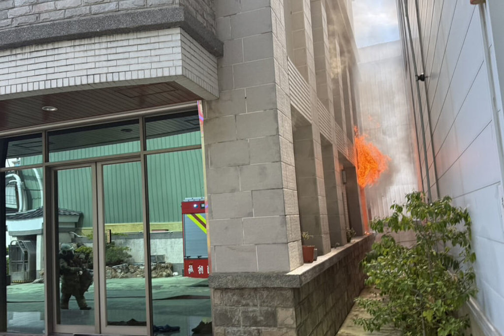 台南市安南區一間公司建物22日下午發生火災，消防人員抵達現場時發現有濃煙冒出，並架梯從陽台協助3人脫困。（讀者提供）中央社記者楊思瑞台南傳真  114年6月22日
