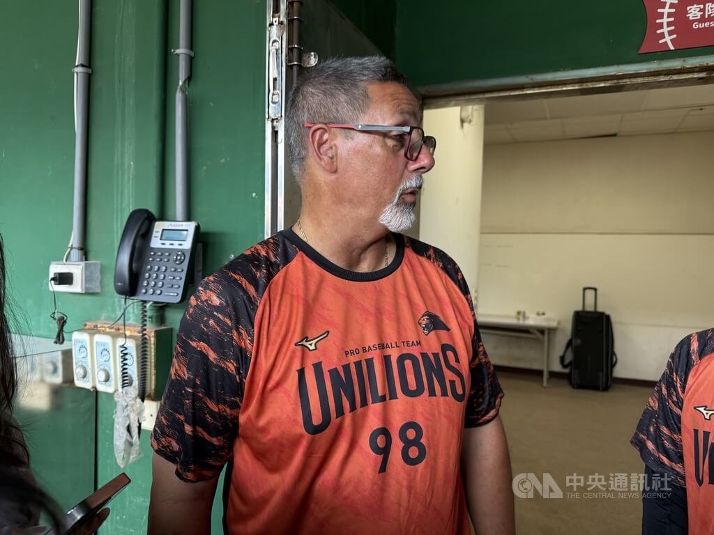 中華職棒統一7-ELEVEn獅隊投手李軍生涯第2度登板，就面對1分差高張力局面，投手教練霍斯曼（Vince Horsman）（圖）22日賽前受訪表示，希望透過這樣的局面，讓他獲得重要的東西、建立自信心。中央社記者謝靜雯攝  114年6月22日