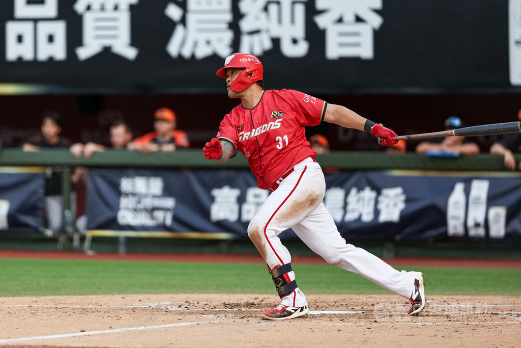 中華職棒例行賽22日在天母棒球場由統一獅交手味全龍，龍隊林智勝（圖）4打數2安打，貢獻1分打點，幫助球隊終場以4比1收下勝利，林智勝也獲選單場MVP。中央社記者翁睿坤攝  114年6月22日