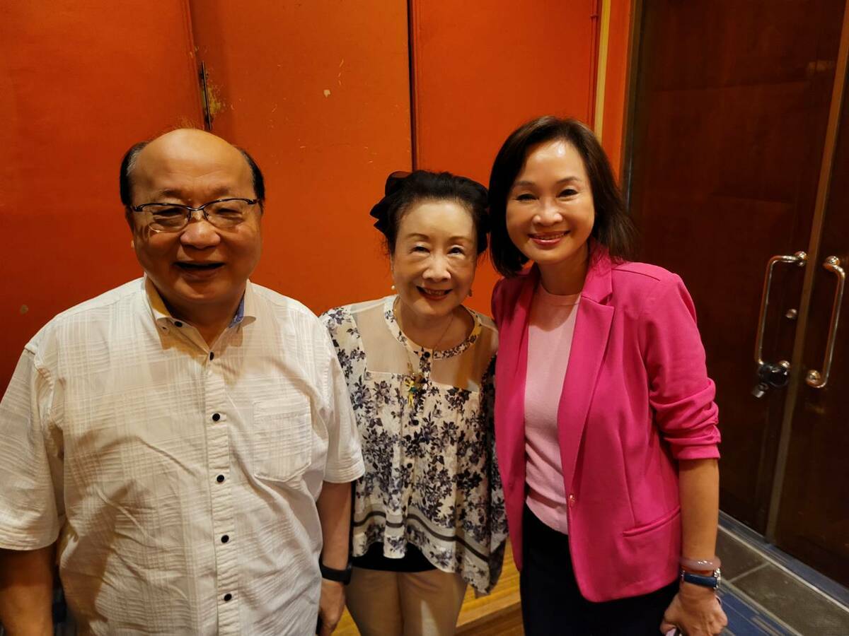 柯志恩(右)與胡志強(左)、邵曉鈴(中)在後台相見歡。 圖：柯志恩辦公室/提供