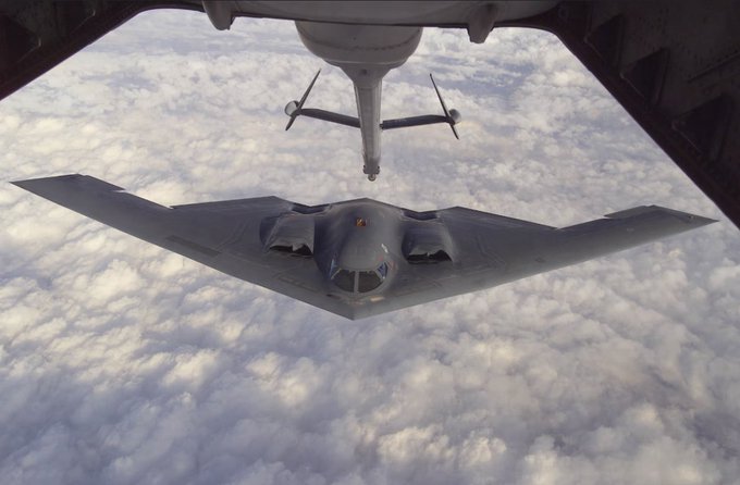 美軍於當地時間 21 日清晨發起「午夜之錘」行動，派遣 B-2 隱形轟炸機隊對伊朗境內的核設施發起打擊，協助以色列打擊伊朗的核計畫。 圖：翻攝自 @cuichenghao7 X 帳號