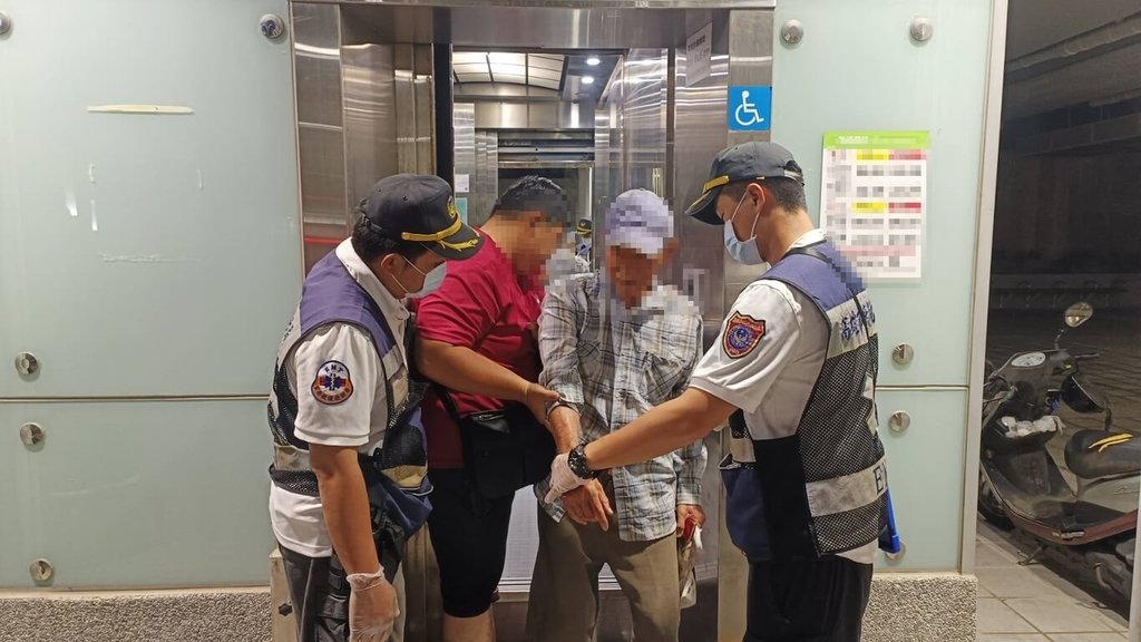 高雄82歲老翁22日深夜11時多受困輕軌真愛碼頭站電梯，警消獲報前往救援，與電梯廠商一起協助老翁脫困。（高雄市消防局提供）中央社記者蔡孟妤傳真  114年6月23日