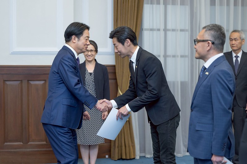賴清德與林昶佐握手致意。 圖：總統府提供