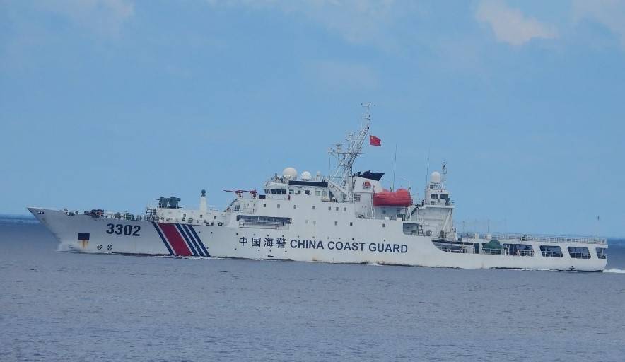 中國海警船「3302」21日駛入東沙西北西方限制水域，海巡署「巡護七號」全程併航監控，並調來「雲林艦（CG-5003）」支援驅離。 圖：海巡署提供