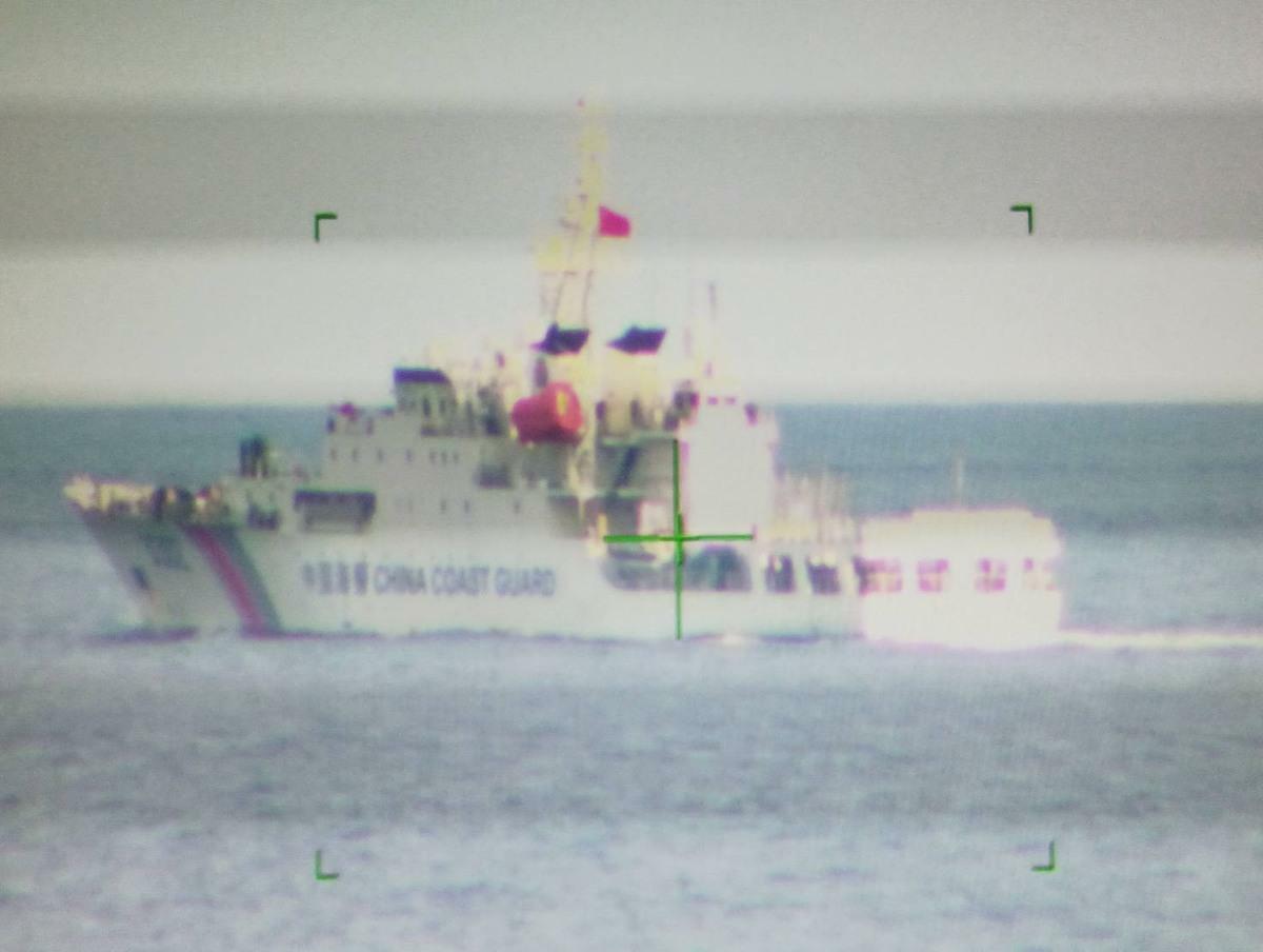 中國海警船「3302」21日駛入東沙西北西方限制水域，海巡署「巡護七號」全程併航監控，並調來「雲林艦（CG-5003）」支援驅離。 圖：海巡署提供