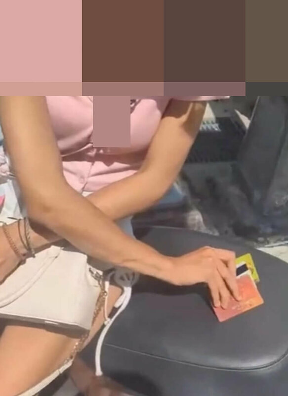 彰化縣警察局員林分局村上派出所巡佐賴志騰日前休假期間，行經員林市一家銀行前，發現一名女子舉止異常，不斷低頭查看手機，且神情緊張，立即通報線上警力支援盤查，順利逮住這名24歲詐騙集團車手，並查扣3張提款卡、現金及依托咪酯。（警方提供）中央社記者鄭維真傳真  114年6月23日
