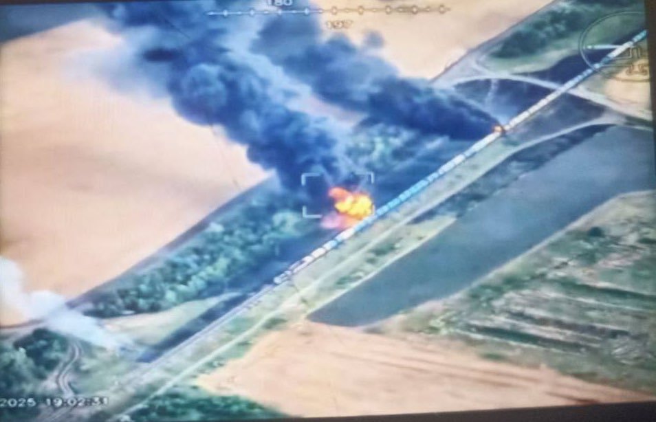 扎波羅熱俄軍佔領區的燃料列車與軌道皆遭受烏軍襲擊，前線燃料補給恐中斷約 2 週。 圖：翻攝自 X @bayraktar_1love
