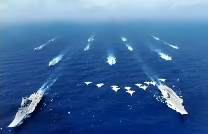 解放軍雙航母戰鬥群在硫磺島海域會師。 圖 : 翻攝自包明說