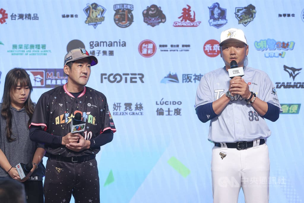 中華職棒23日下午公布明星賽名單，經典賽台灣隊總教練曾豪駒（右）領軍的TEAM TAIWAN與中信兄弟隊總教練平野惠一（左2）帶隊的TEAM STAR將上演巔峰對決，兩人在記者會登台致詞，希望球迷進場為中職和台灣選手加油。中央社記者鄭清元攝  114年6月23日