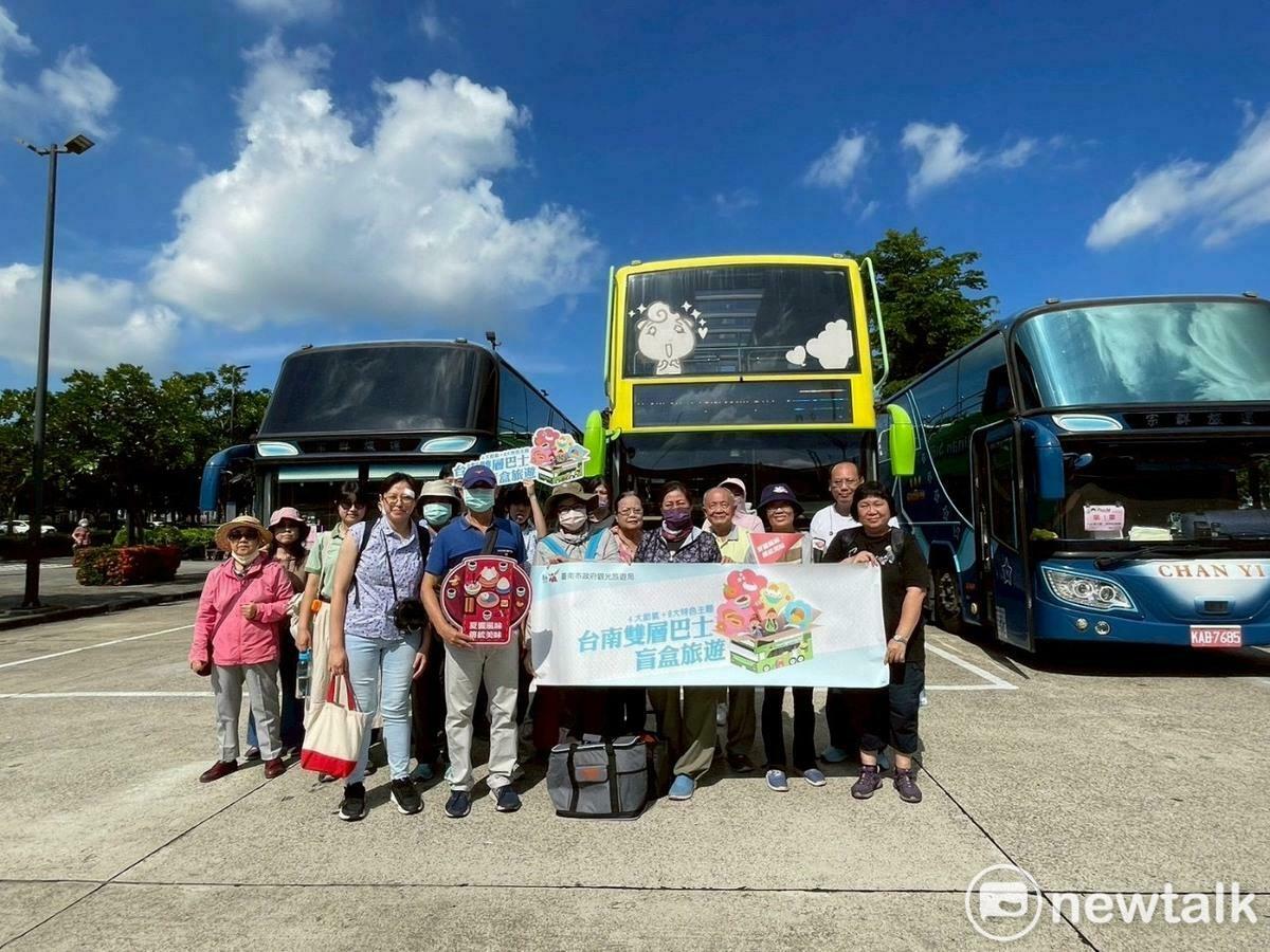 南市觀旅局推出「雙層巴士盲盒旅遊」，展現台南四季節氣特色，夏季主題「夏饗風味·傳統美味」來到龍崎區及關廟區，邀請民眾從產地走向餐桌，親身參與在地食材採集與辦桌料理製作，感受專屬於台南的夏季魅力， 圖：台南市政府提供
