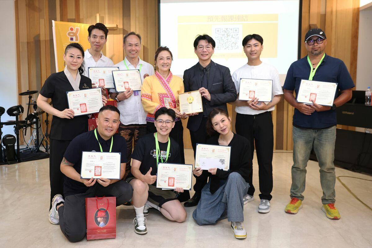 潘竪涵(後排右三)舉辦首場港台按摩技術交流會。 圖：高雄市國際按摩專業研究發展協會/提供