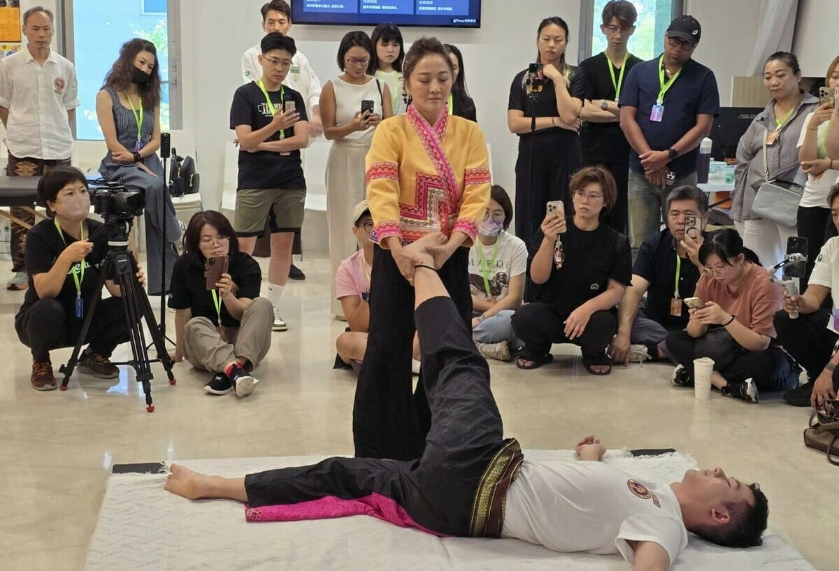 Pansy老師親自下場示範技術。 圖：高雄市國際按摩專業研究發展協會/提供