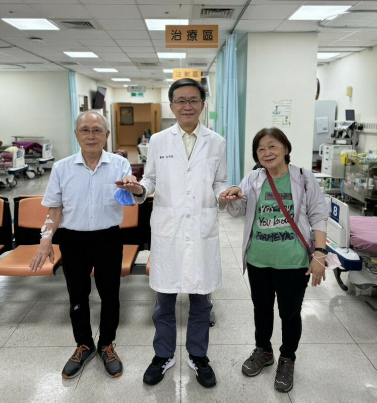 成大醫院準備一年後，首位施打「樂意保Leqembi」的新藥患者為76歲退休工廠經理，經過全面評估後順利完成注射。未見不良反應，後續將定期追蹤療效及副作用。 圖：成大／提供