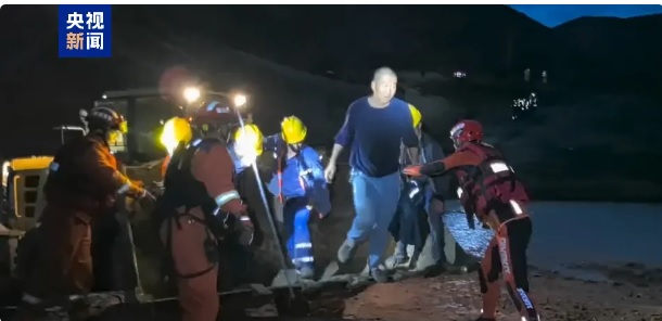 中國國內多地近期接連遭受洪災襲擊，甘肅省靖遠縣發生的山洪事故更導致 5 人失聯，當地政府也立即組織救難團隊前往事發地點救災。 圖：翻攝自 極目新聞