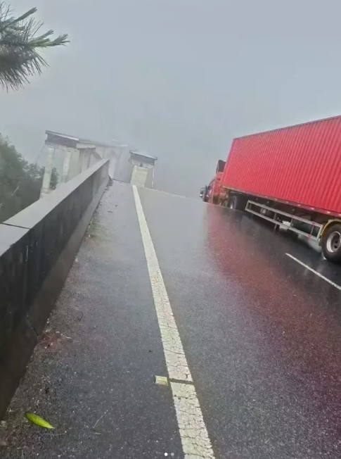 貴州省榕江縣也遭受洪水襲擊，當地高速公路的橋樑甚至發生坍塌事故，一輛大貨車差點墜落橋下。 圖：翻攝自 大風新聞