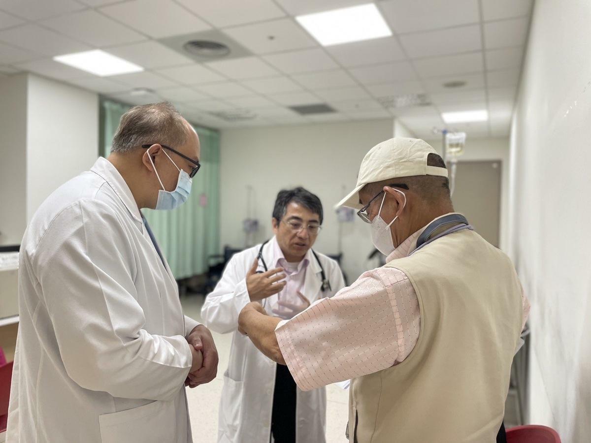 土城醫院今(24)日首度施打樂意保，揭兩款失智新藥副作用風險差異達近4倍，引發關注。 圖：土城醫院 ／ 提供