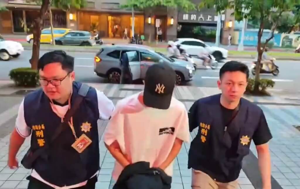 政治評論員李正皓日前遭人噴辣椒水，北市警方調閱監視器畫面，循線鎖定另有3人涉案，23日在新北市逮捕相關人（中）。（翻攝照片）
