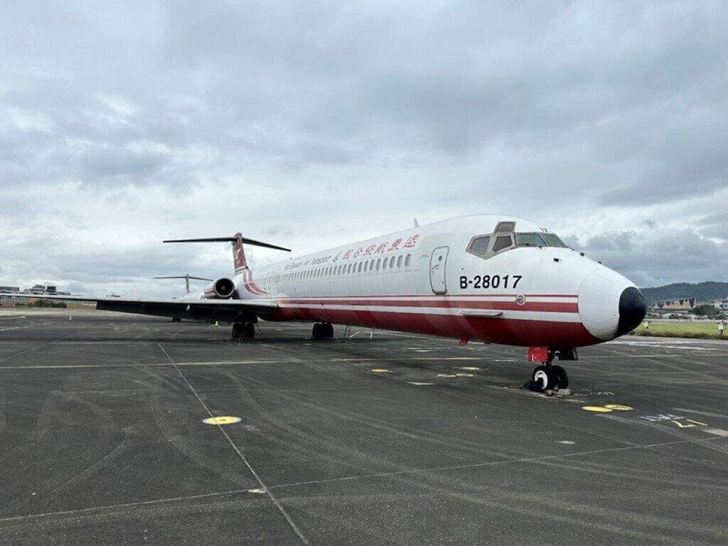 遠東航空積欠鉅額勞健保、房屋稅等稅費，先前由威碩實業得標的飛機，因威碩實業積欠新台幣900萬元場站費用，法務部行政執行署台北分署已查封飛機於7月1日拍賣，底價為450萬元。（台北分署提供）中央社記者謝幸恩傳真  114年6月24日