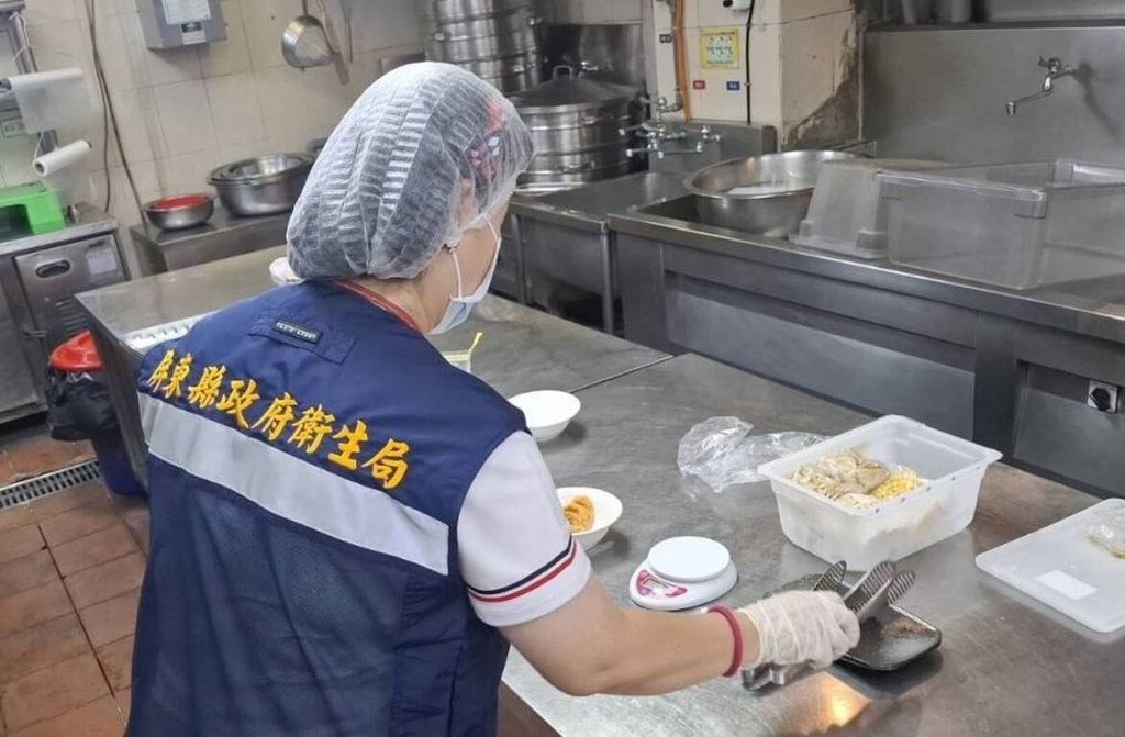 新北市某公司員工旅遊入住墾丁凱撒大飯店，23日退房後，7人疑似食物中毒，抵達高雄後送醫。屏東縣衛生局接獲通報後派員前往進行疫調與環境檢體採樣。（屏東縣衛生局提供）中央社記者黃郁菁傳真  114年6月24日