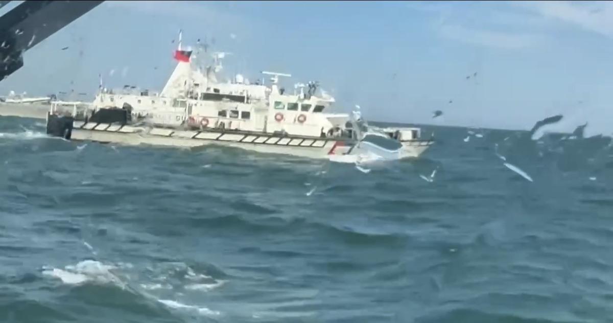 6月23日，4艘中國海警船侵擾金門禁限水域，海巡署派出巡防艇監控。 圖：海巡署提供
